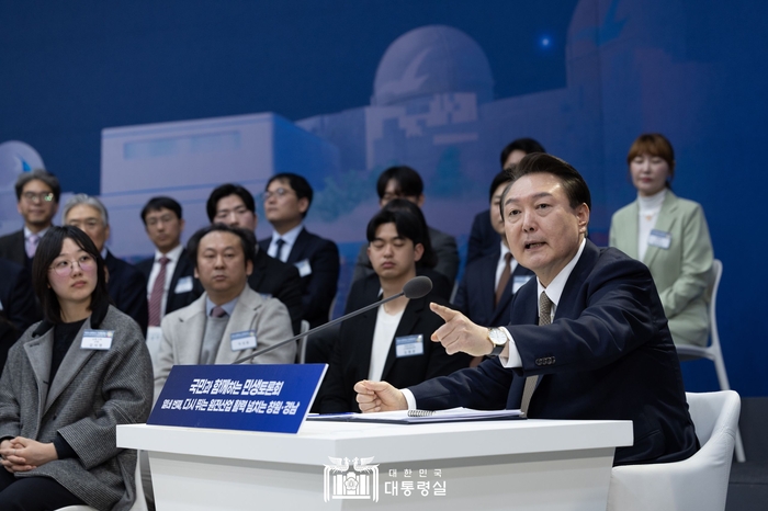 ▲ 윤석열 대통령은 4일 오후 대구 경북대학교에서 '첨단 신산업으로 우뚝 솟는 대구'를 주제로 열린 열여섯 번째 민생토론회를 주관했다. 사진은 지난 2월 창원시 경남도청에서 열린 민생토론회에서 모두발언을 하고 있는 윤 대통령. ⓒ대통령실