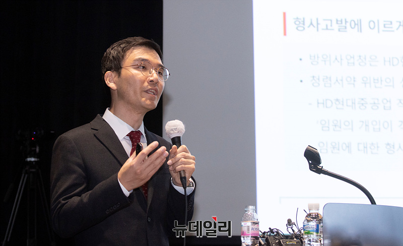 ▲ 한화오션 법무팀 구승모 변호사가 5일 오전 서울 중구 한화빌딩에서 경쟁사 임원의 KDDX(한국형 차기 구축함) 기밀유출 개입 정황에 대한 고발장 접수 관련 경과를 설명하고 있다. ⓒ서성진 기자