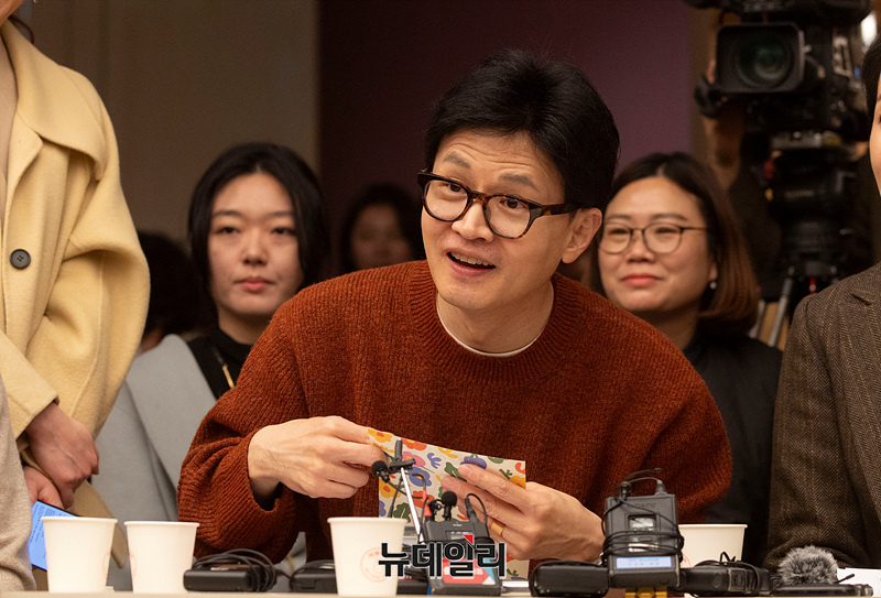 ▲ 한동훈 국민의힘 비상대책위원장이 5일 오후 충북 청주시 문화제조창에서 열린 육아맘들과 간담회에서 어린이가 전달한 편지를 읽고 있다.ⓒ충북 청주=서성진 기자