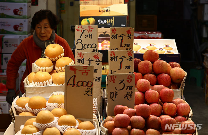 ▲ 서울 동대문구 청량리 청과물시장에서 한 과일가게 앞에 가격표가 놓여있다. ⓒ뉴시스