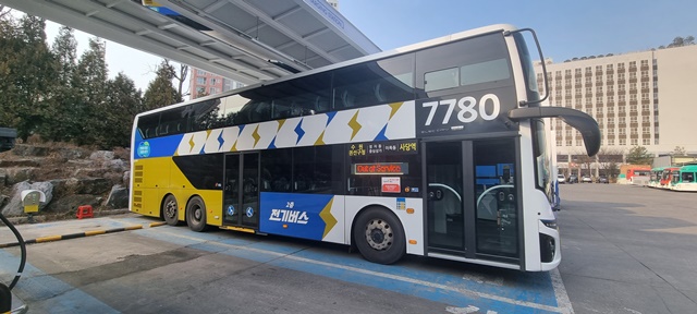 ▲ 경기 수원과 서울 사당을 오가는 7780번 전기버스. ⓒ경기도 제공