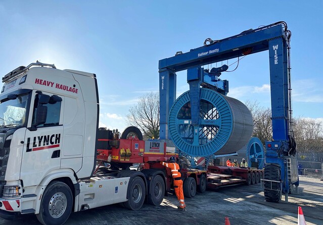 ▲ 대한전선이 영국 현장에서 초고압 케이블을 포설하고 있다. ⓒ대한전선