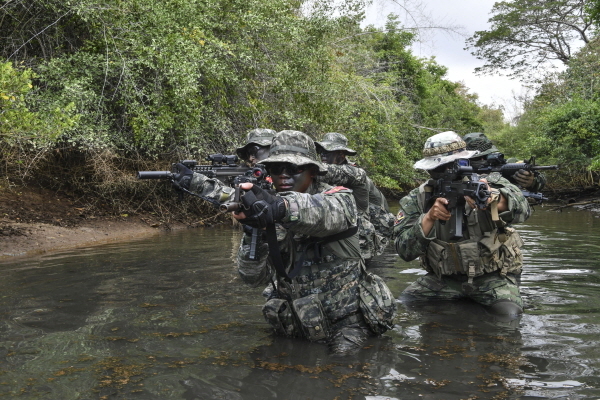 ▲ 한국 태국 수색부대 장병들이 지난 3일 태국 수색 훈련장에서 정글 수색훈련을 하고 있는 모습. ⓒ해병대사령부 제공