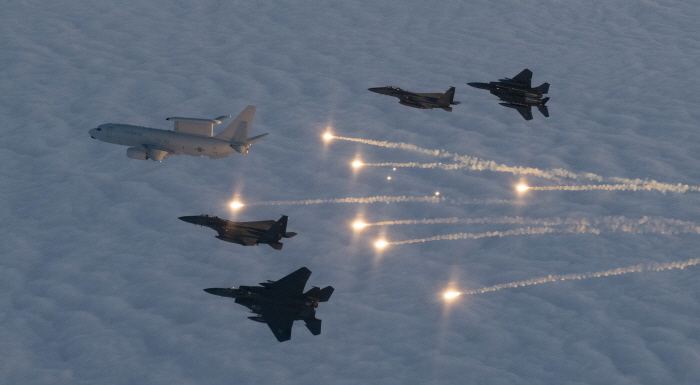 ▲ 새해 첫날인 지난 1월 1일 오전 김명수 합참의장이 지휘비행중인 항공통제기(E-737, 피스아이)를 F-15K 전투기 편대가 엄호비행 하고 있다. ⓒ합동참모본부 제공