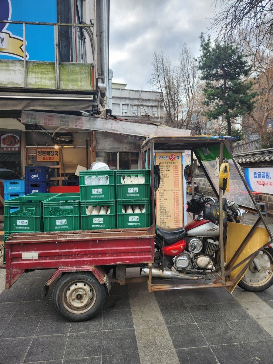 ▲ 6일 서울 종로 탑골공원 근방 음식점들에 주류 배달을 하는 유모(72세)씨의 삼륜 오토바이 모습. ⓒ진선우 기자