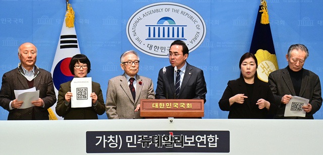 ▲ 박홍근 더불어민주당 민주개혁진보 선거연합 추진단장이 지난달 27일 오전 국회 소통관에서 열린 가칭 '민주개혁진보연합' 비례대표 국민후보 추천 관련 기자회견에서 발언을 하고 있다. ⓒ이종현 기자