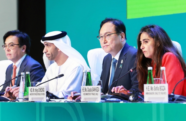 ▲ 정인교 산업통상자원부 통상교섭본부장(오른쪽 두번째)이 25일 UAE(아랍에미리트) 아부다비에서 열린 WTO 각료회의에 참석 중이다.ⓒ산업통상자원부