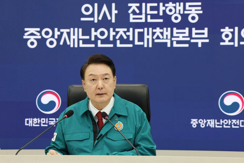 ▲ 윤석열 대통령이 6일 세종시 어진동 정부세종청사 중앙재난안전상황실에서 열린 의사 집단행동 중앙재난안전대책본부 회의를 주재하고 있다.ⓒ대통령실통신사진기자단