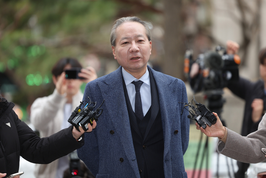 ▲ 6일 오전 주수호 대한의사협회 비상대책위원회 언론홍보위원장이 의료법 위반 등 혐의 관련 조사를 받기 위해 서울경찰청 공공범죄수사대로 들어서며 입장을 밝히고 있다. ⓒ연합뉴스