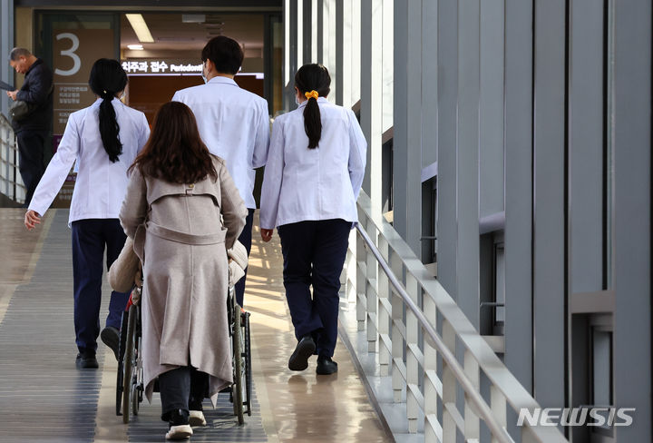 ▲ 서울 시내 한 대학병원에서 의료진이 이동하고 있다. ⓒ뉴시스