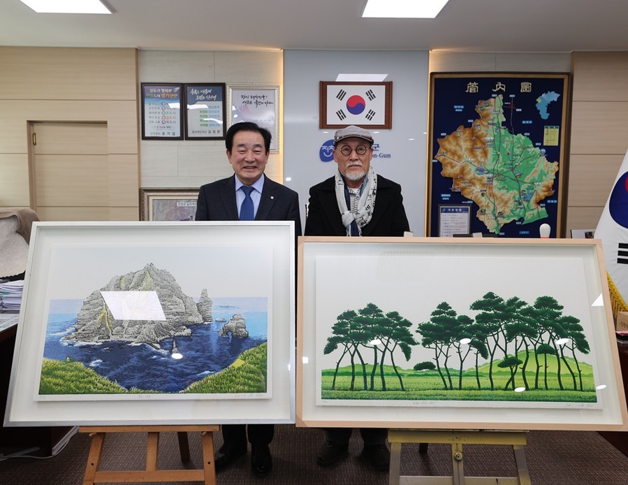 ▲ 김준권 화백이 6일 진천군청을 찾아 송기섭 군수에게 판화 2점을 기증했다.ⓒ진천군