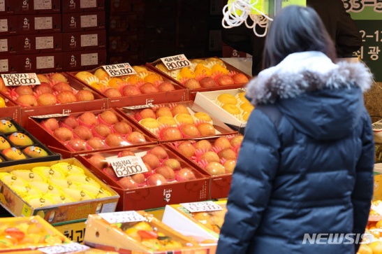 ▲ 서울 시내 한 전통시장에 판매 중인 과일 선물세트. ⓒ뉴시스