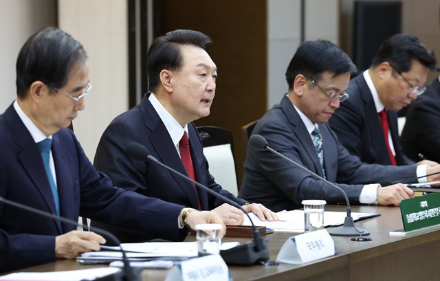 ▲ 윤석열 대통령이 6일 세종시 어진동 정부세종청사에서 열린 제2차 늘봄학교 범부처 지원본부 회의를 주재하고 있다. (대통령실통신사진기자단) 2024.03.06.ⓒ뉴시스