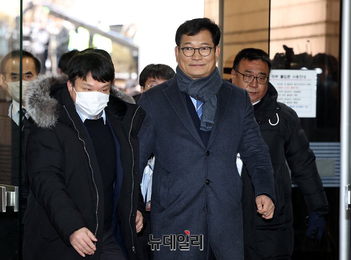 ▲ 더불어민주당 전당대회 돈봉투 살포 의혹과 불법 정치자금 수수 혐의를 받고 있는 송영길 전 민주당 대표가 지난해 12월18일 서울 서초구 중앙지법으로 영장실질심사를 받기 위해 출석하고 있다. ⓒ정상윤 기자
