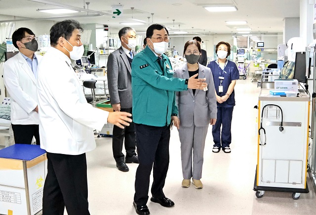 ▲ 주낙영 시장이 5일 동국대 경주병원을 방문해 의료진을 격려하고 있다.ⓒ경주시