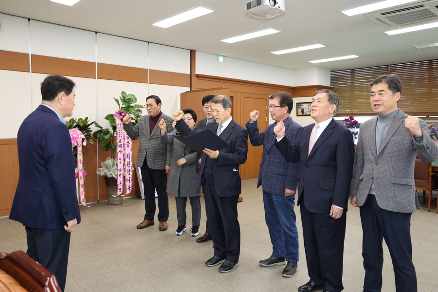 ▲ 前 경북도의원 7명은 6일, 최경환 후보 ‘시민캠프’를 방문하여 무소속 최경환 예비후보 지지를 선언했다.ⓒ최경환 예비후보실