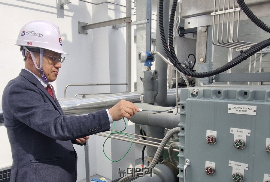 ▲ 방효중 본부장이 가스관련 시설에 대한 안전점검을 하고 있다.ⓒ뉴데일리
