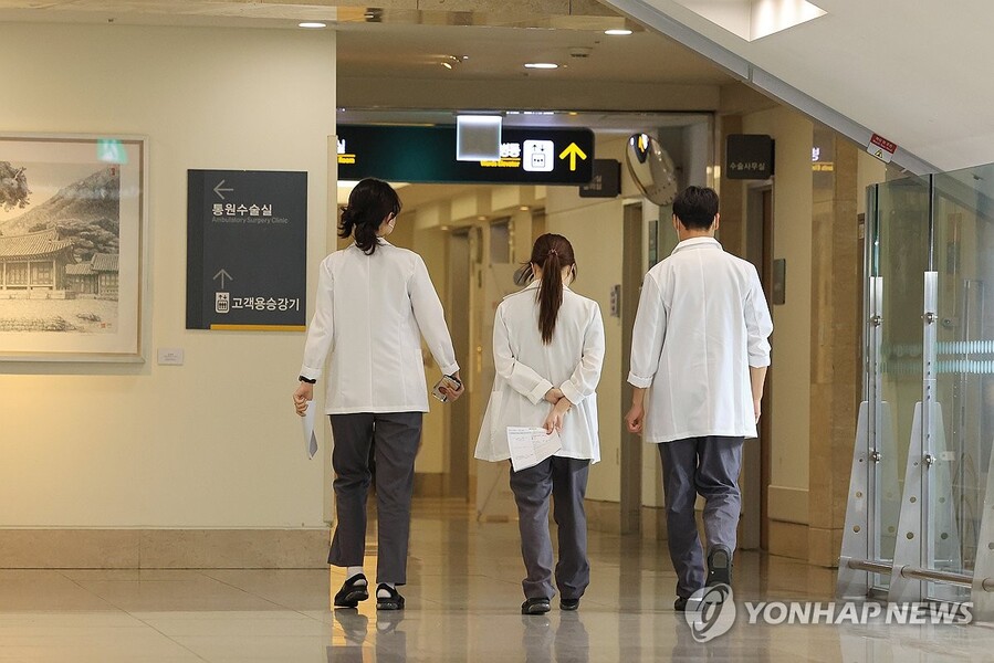 ▲ 전공의 집단 사직 사태 16일째를 맞는 지난 6일 서울 한 대학병원에서 의료진이 이동하고 있다. ⓒ연합뉴스
