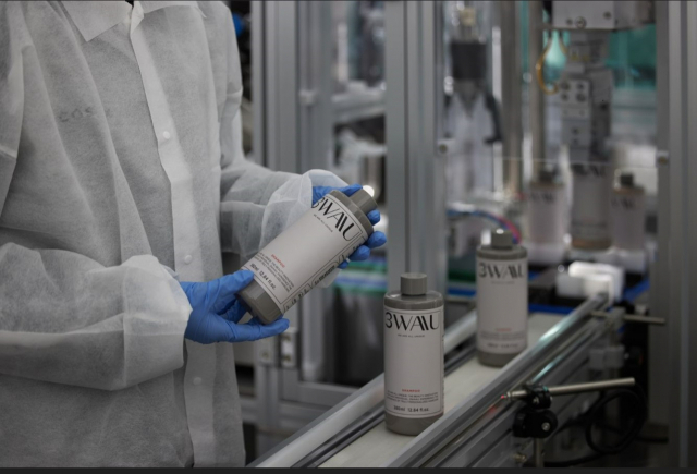 ▲ 코스맥스 평택 물류센터에서 1260만 가지 조합 중 1개로 24시간 내 화장품을 맞춤 제작하는 ‘쓰리와우’ 제품을 생산하고 있다. ⓒ코스맥스