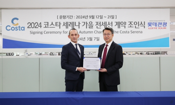 ▲ 롯데관광개발 백현 대표이사 사장(우측)과 코스타 크루즈사 프란시스코 라파(좌측) 아시아 총괄이 기념촬영을 하고 있다.ⓒ롯데관광개발