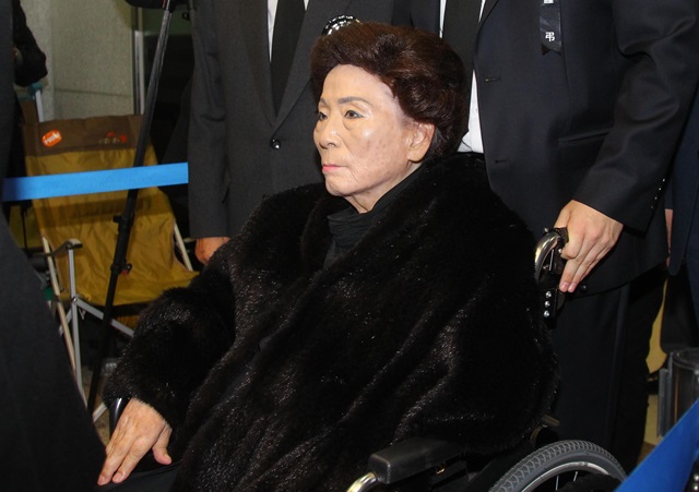 ▲ 故 김영삼 전 대통령의 부인 손명숙 여사가 24일 서울대병원 장례식장에 마련된 고인의 빈소를 나서고 있다.2015.11.24. ⓒ뉴시스