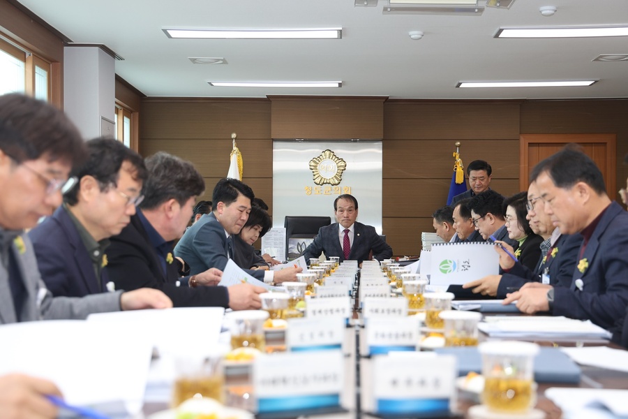 ▲ 청도군의회(의장 김효태)는 지난 6일 의장실에서 3월 의원 정례간담회를 열고 현안 사항에 대해 논의했다.ⓒ청도군의회