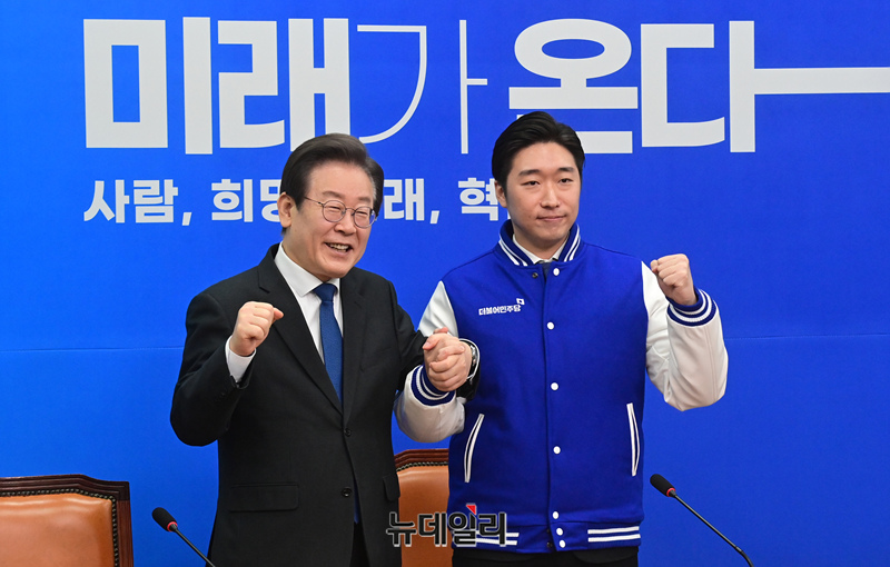 ▲ 이재명 더불어민주당 대표가 지난 1월 17일 국회에서 열린 제8호 인재환영식에서 백범 김구 선생의 증손자 김용만 이사와 기념촬영을 하고 있다.ⓒ이종현 기자