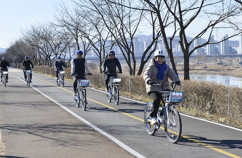 ▲ 이순열 세종시의회 의장이 최근자전거 길을 달리고 있다.ⓒ세종시의회