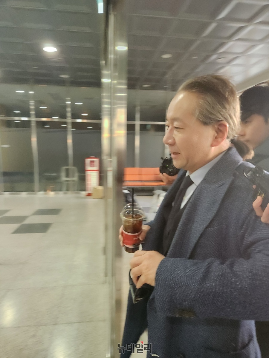 ▲ 주수호 대한의사협회 비상대책위원회 언론홍보위원장이 8일 서울 마포구 서울경찰청 공공범죄수사대로 전공의 집단사직 공모 의혹 관련 휴대전화 포렌식 조사 참관을 위해 출석하고 있다. ⓒ진선우 기자