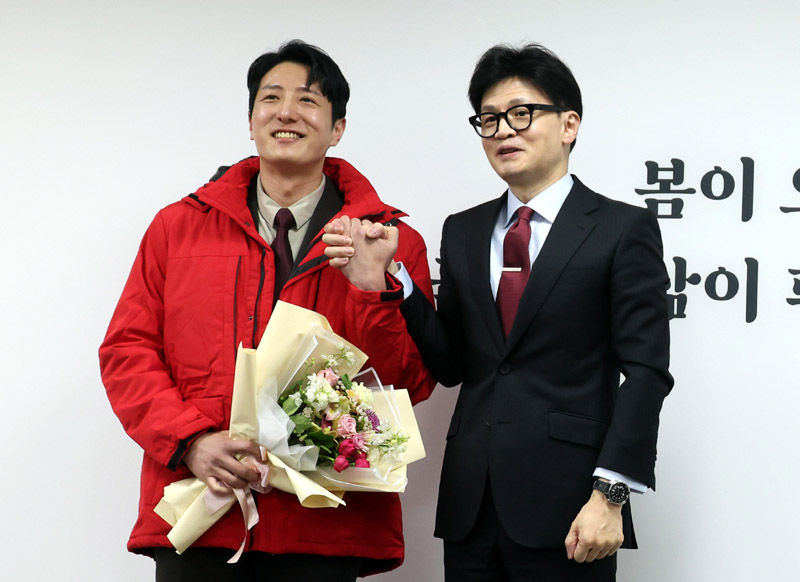 ▲ 한동훈 국민의힘 비상대책위원장이 지난달 7일 서울 여의도 국민의힘 중앙당사에서 열린 국민인재 영입 환영식에서 한정민 삼성전자 DS부문 연구원과 기념촬영을 하고 있다.ⓒ뉴시스