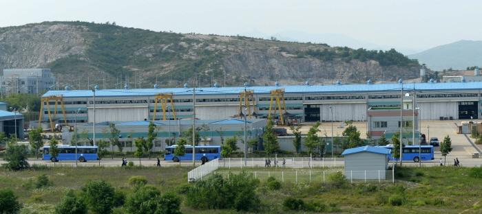 ▲ 2014년 6월 26일 오후 북한 개성공단에서 개성 시내로 퇴근하는 북한 근로자를 태우기 위한 버스들이 줄지어 움직이고 있다. ⓒ사진공동취재단/뉴시스