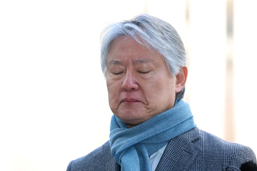 ▲ 노환규 전 대한의사협회 회장이 9일 오전 전공의 집단 사직 공모 의혹과 관련해 경찰 조사를 받기 위해 서울 마포구 서울경찰청 공공범죄수사대로 출석하기 전 입장을 표명하고 있다. ⓒ연합뉴스