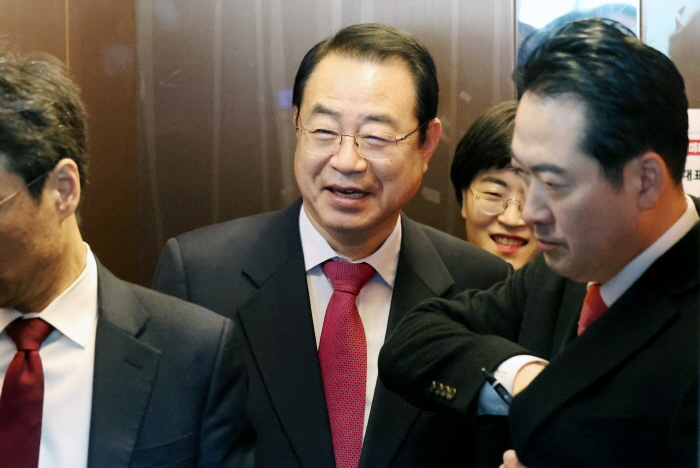 ▲ 정영환 국민의힘 공천관리위원장이 8일 오전 서울 여의도 국민의힘 중앙당사에서 공천관리위원회 회의 결과 발표를 한 후 엘리베이터에 탑승하고 있다. ⓒ뉴시스