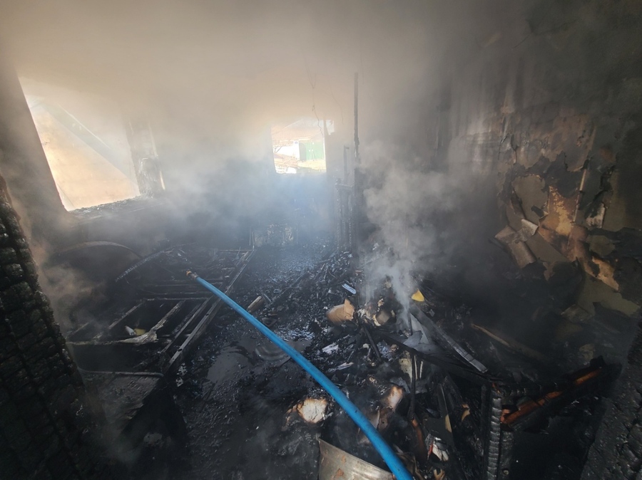 ▲ 9일 오후 2시 13분쯤 세종시 연기면 보통리 한 단독주택에서 불이 나 소방대원들이 진화작업을 하고 있다.ⓒ세종소방본부