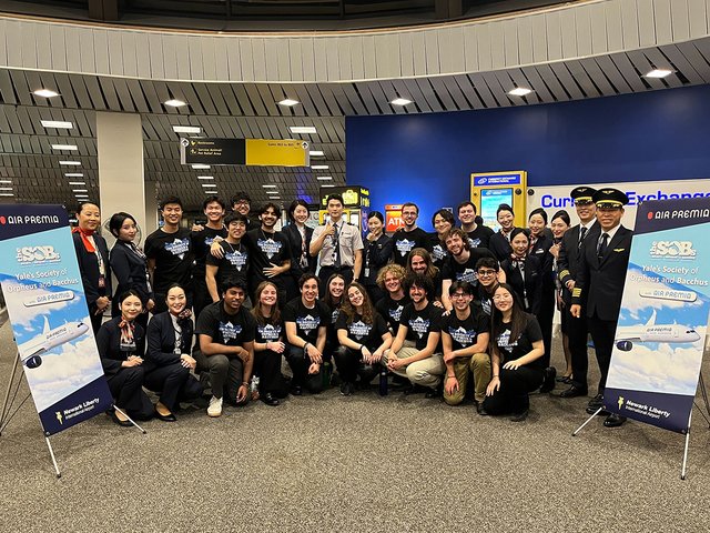 ▲ 뉴욕공항 탑승게이트에서 에어프레미아 임직원들과 예일대 아카펠라그룹이 기념촬영을 진행했다.ⓒ에어프레미아