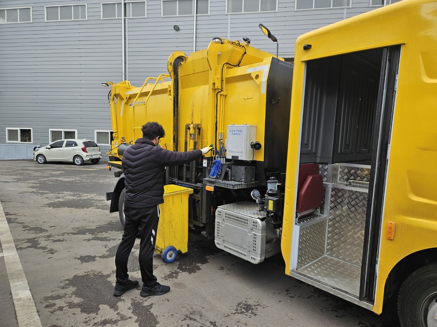 ▲ 대구 동구청(구청장 윤석준)은 최근 음식물쓰레기를 처리하는 환경 공무직 직업환경 개선을 위해 한국형청소차로 알려진 후방저상형차량을 구매해 운영하고 있다.ⓒ동구청