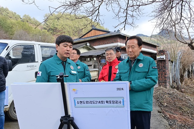 ▲ 박현국 봉화군수가 지난 7일 소천면 군정 주요사업장 추진 상황 점검을 하고 있다.ⓒ봉화군