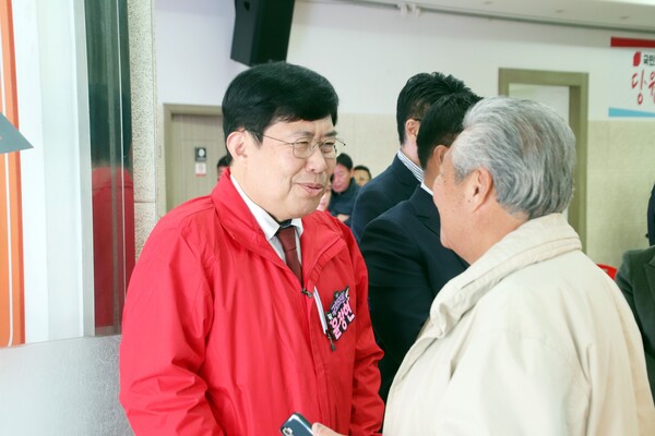 ▲ 윤창현 국민의힘 대전 동구 예비후보가 10일 동구 주민 불편 개선과 대형마트와 주변 상권의‘윈윈’효과를 가져올 수 있는 정책 ‘일·가족 모두 행복’ 1호 공약을 발표했다.ⓒ윤창현 선거사무소