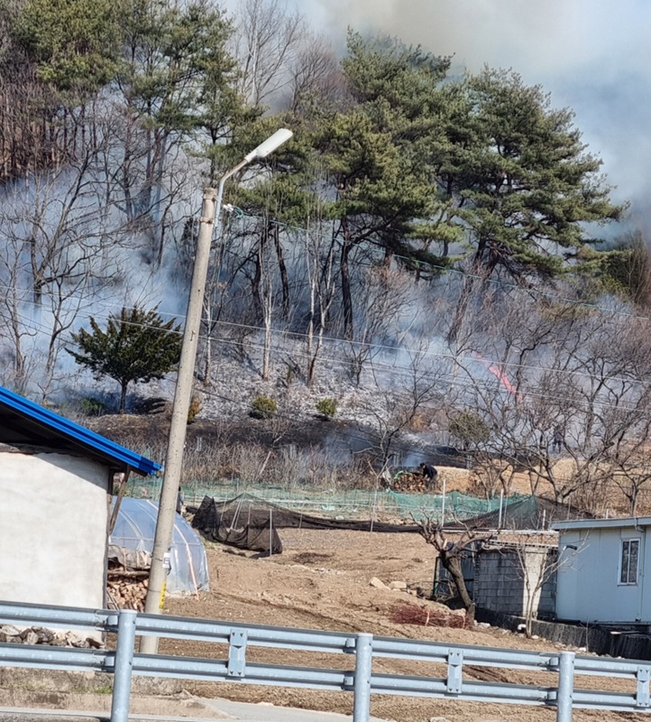 ▲ 충남 공주시 정안면 문천리 산불 현장.ⓒ산림청