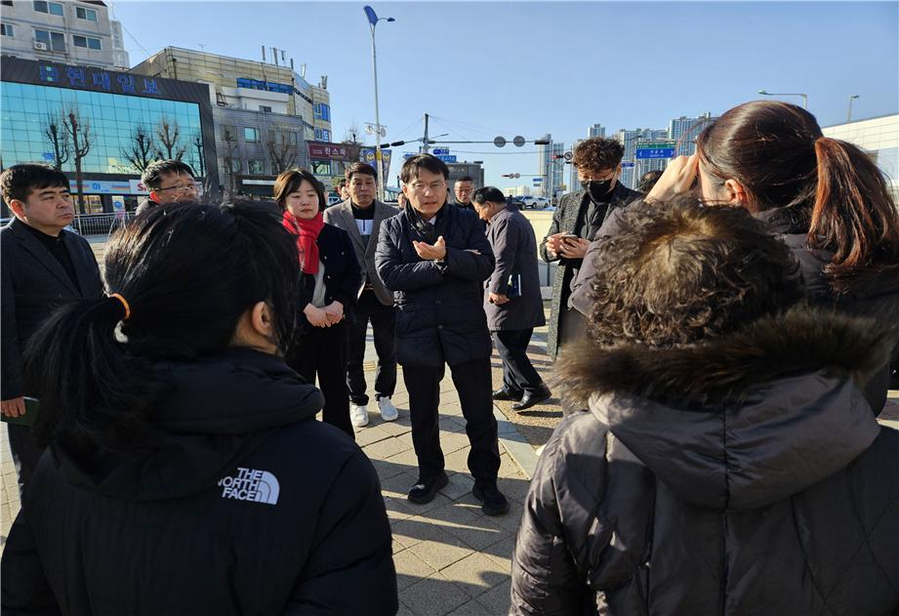 ▲ 윤상현 의원은 지난 8일 인천 미추홀구 숭의동 서희스타힐스스타디움 주변 교통체계 개선을 위해 현장점검을 실시했다.ⓒ윤상현 의원실 제공