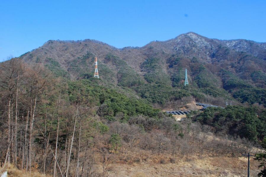 ▲ 세 갈래 능선을 거느리는 천등산.ⓒ진경수 山 애호가