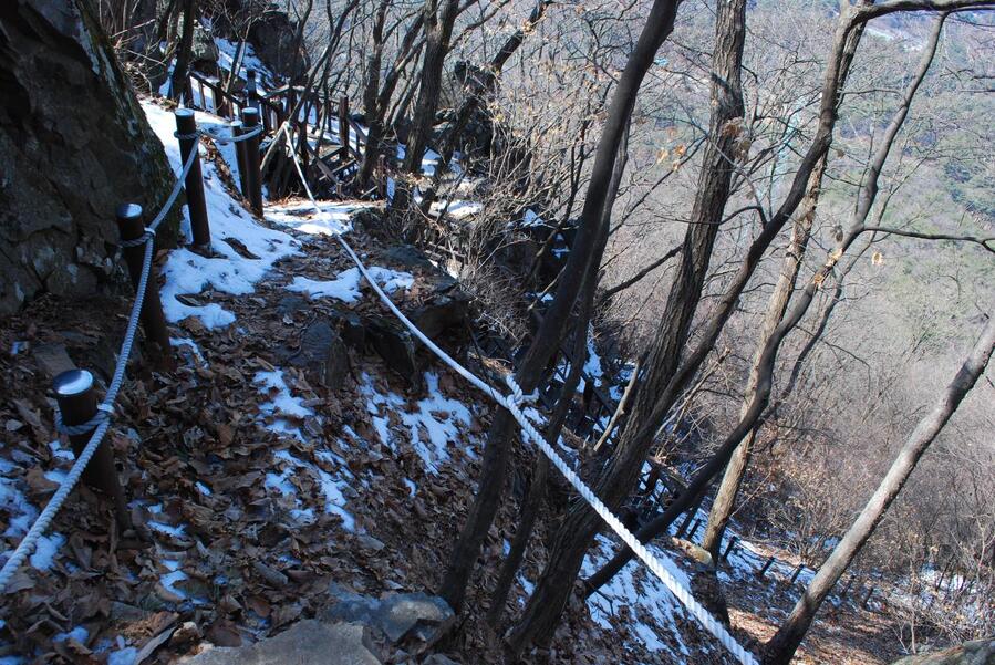 ▲ 아지른 경사의 기암괴석 군락지.ⓒ진경수 山 애호가