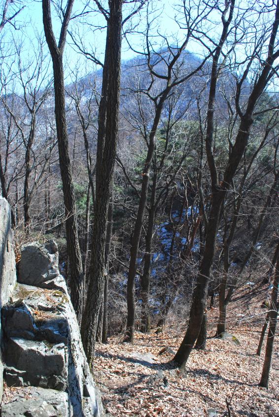 ▲ 소봉에서 안부로 내려가면서 바라본 천등산 봉우리.ⓒ진경수 山 애호가