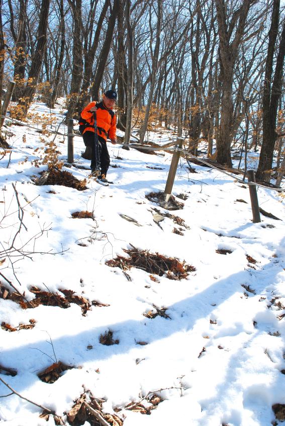 ▲ 가파른 경사의 눈길.ⓒ진경수 山 애호가