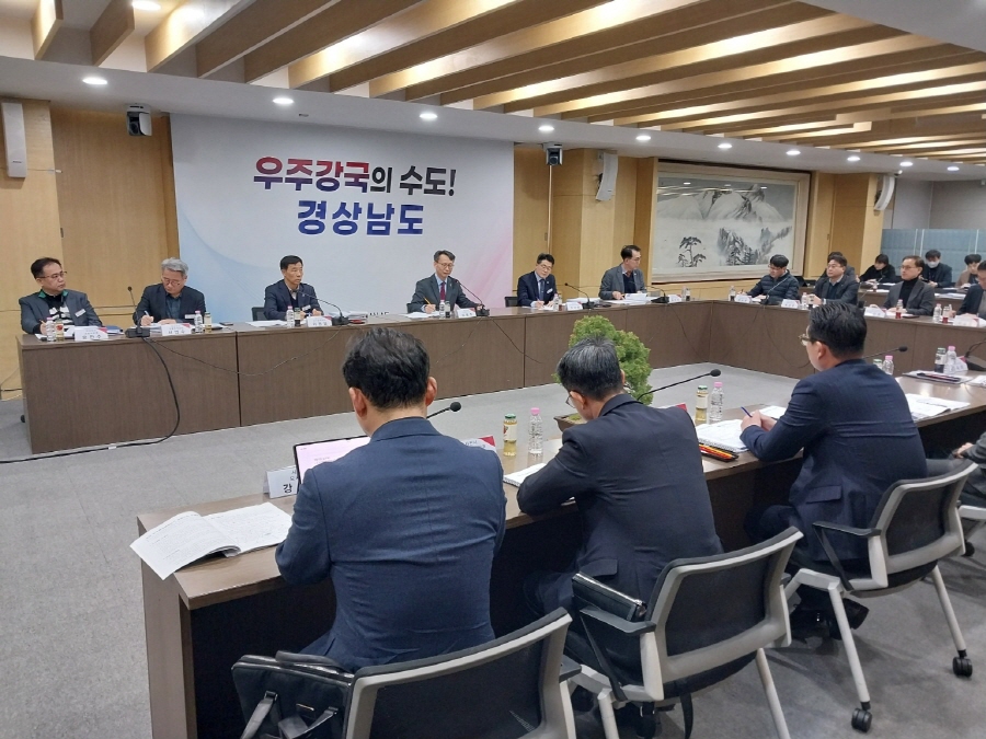 ▲ 김명주 경남도 경제부지사 주재로 도와 사천시, 전문가 등이 참석해 ‘우주항공복합도시 건설 준비단’ 회의를 하고 있다. ⓒ경남도 제공