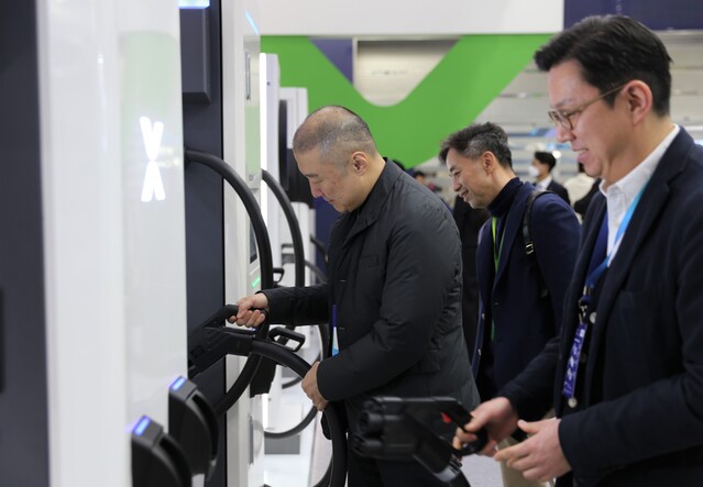 ▲ 구자은 LS 회장이 지난 6일 강남구 코엑스에서 열린 '인터배터리 2024'에서 전기차 충전 기술을 체험해 보고 있다. ⓒLS