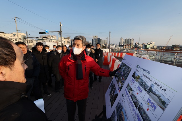 ▲ 올해 초 학산천 생태복원 현장을 방문한 이강덕 시장.ⓒ포항시