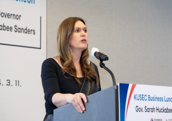 ▲ 11일(월) 삼성동 그랜드 인터컨티넨탈 서울 파르나스에서 열린 '한미경제협의회 간담회'에서 사라 허커비 샌더스 미국 아칸소 주지사가 발언하고 있다ⓒ한국무역협회