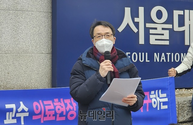 ▲ 11일 한국중증질환연합회는 서울대병원 정문 앞에서 전공의 및 의대 교수 이탈과 관련 기자회견을 열었다. ⓒ박근빈 기자