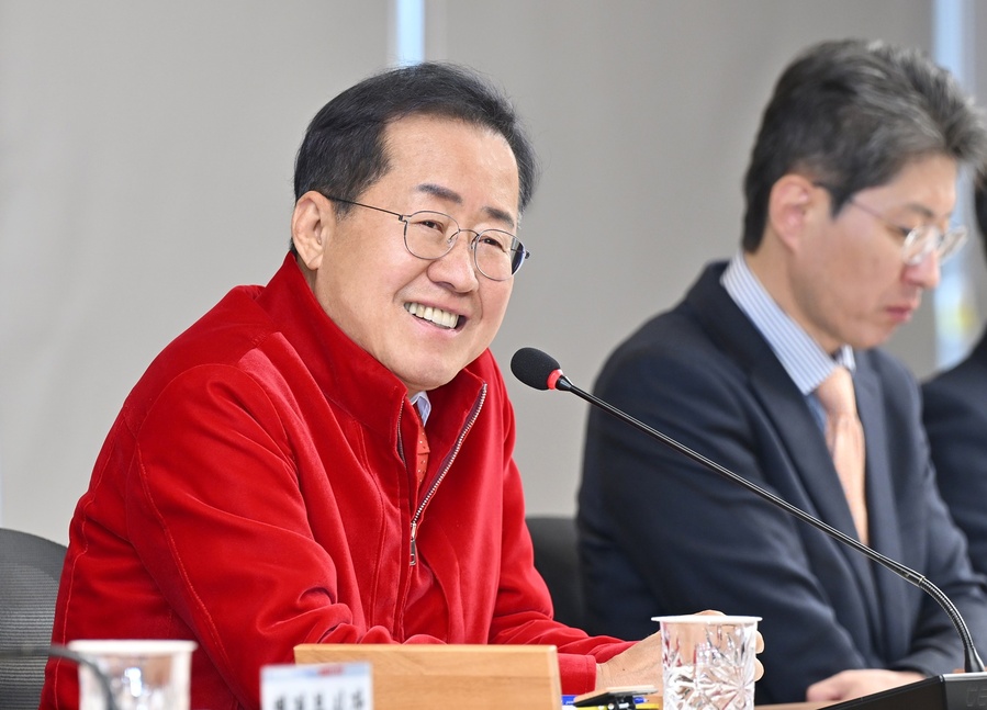 ▲ 홍준표 대구광역시장은 3월 11일 대구광역시청 산격청사 대회의실에서 열린 간부회의에서 “4월 중으로 ‘대구광역시 박정희 대통령 기념사업 지원에 관한 조례’를 제정하고 전문가로 구성된 동상건립위원회를 만들라”고 지시했다.ⓒ대구시